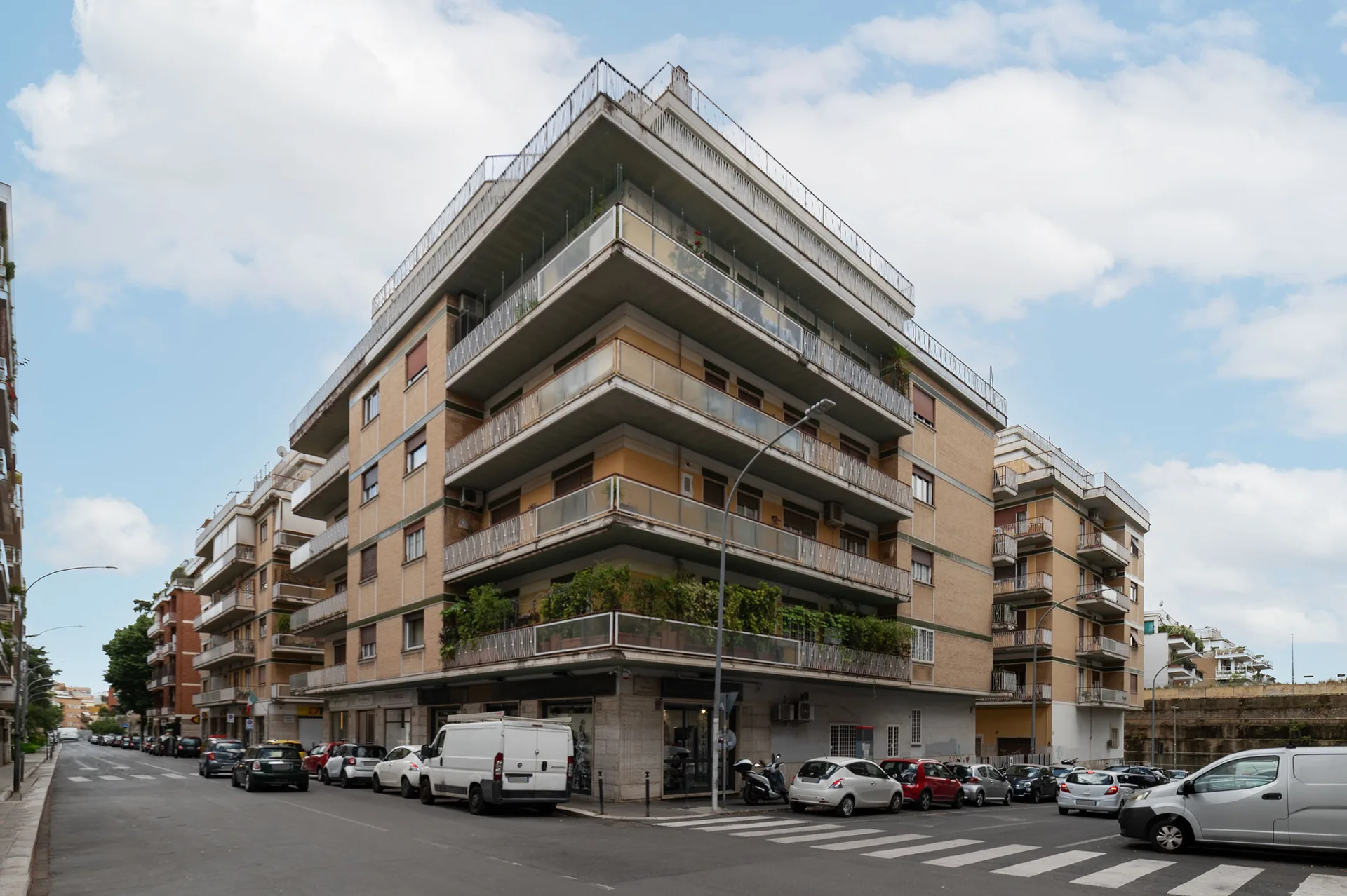 Largo Giorgio Maccagno adiacente