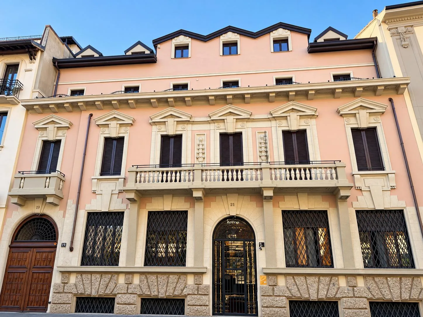 Appartamento di 220 mq con 80 mq di terrazzo e veranda, in palazzo d'epoca interamente ristrutturato